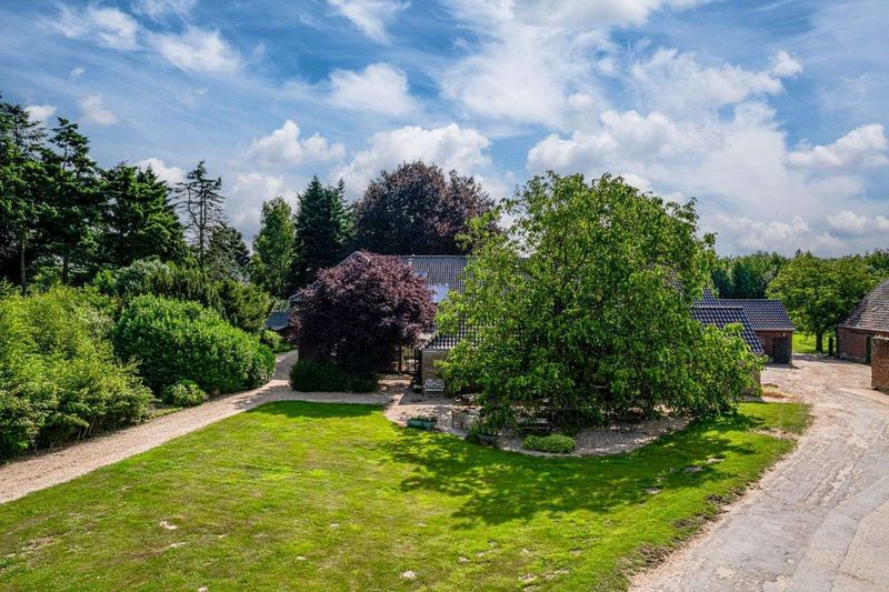 Bedburg-Hau: Hof mit mehreren Wohneinheiten, Café, Scheune und großem Grundstück